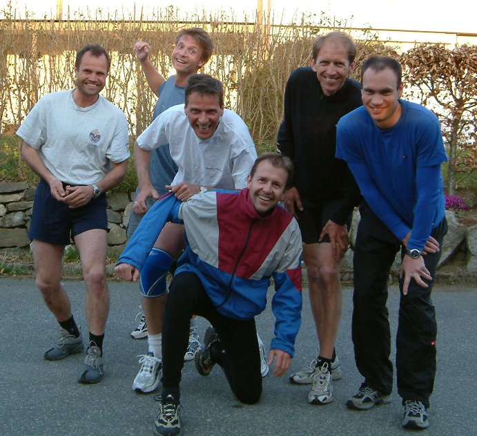 Medlemmene av joggegruppen Tirsdag er ved godt mot før treningsstart.